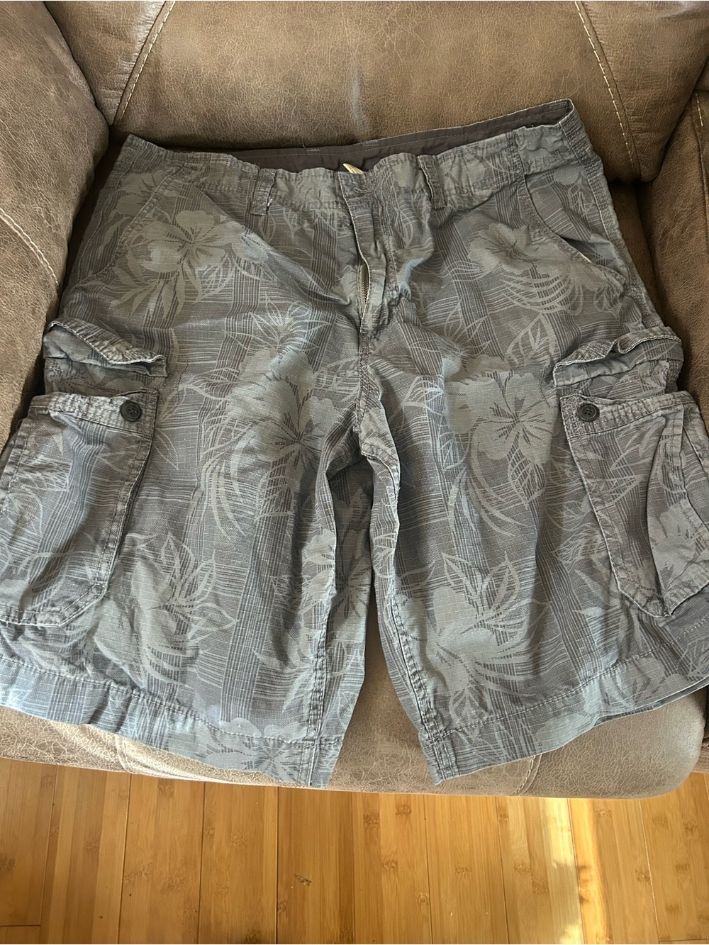 Faded Glory Gray Floral Cargo Shorts 38
